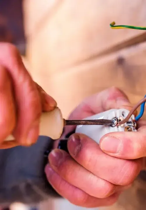 hands of unrecognizable electrician working with screwdriver 1024x684 1