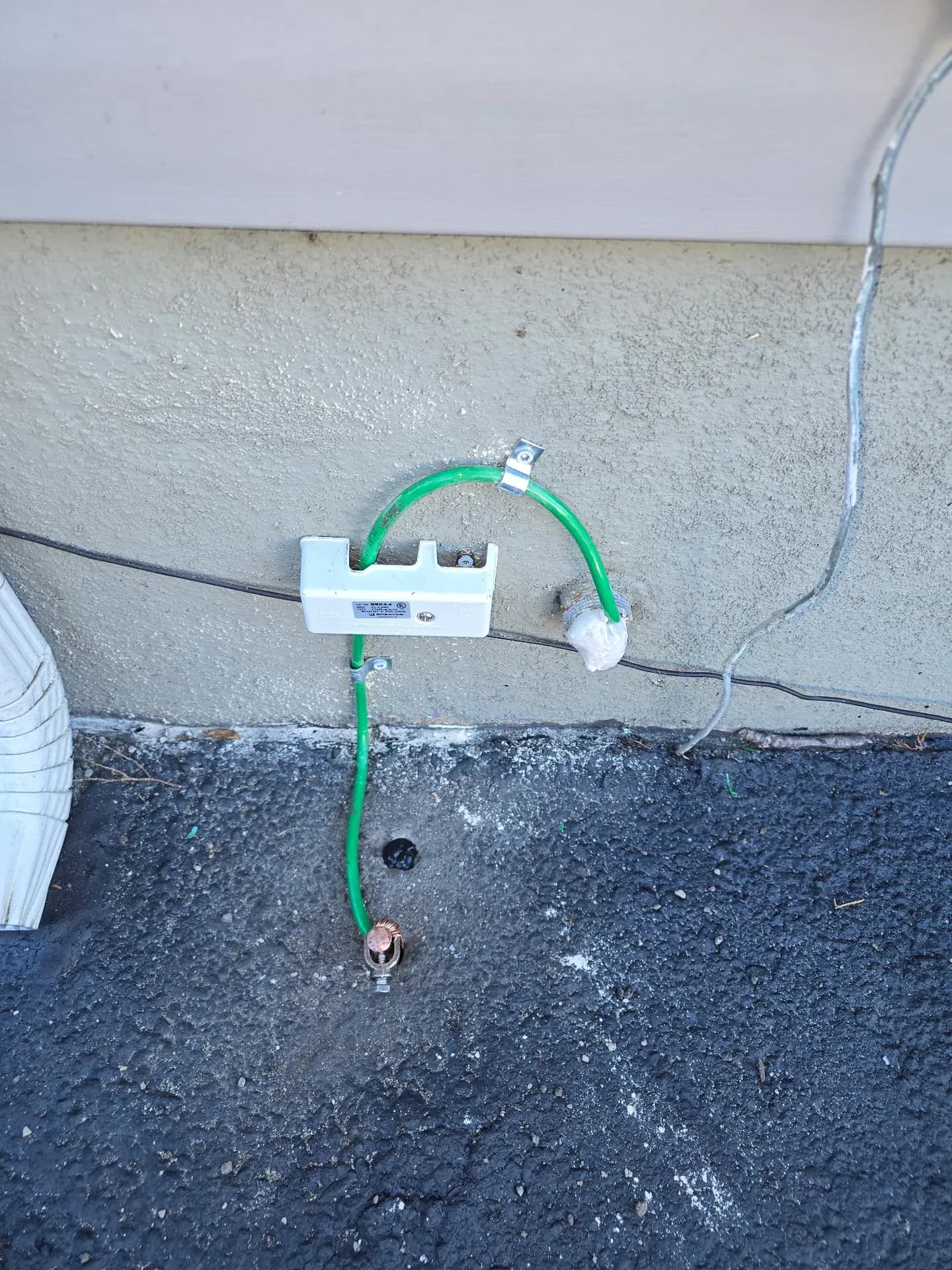 Earth ground wire connection
